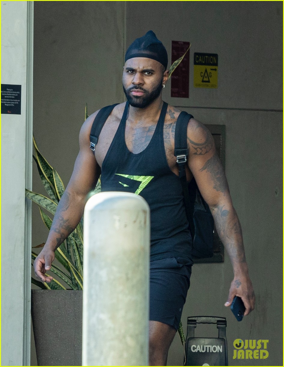 jason derulo shows off fit physique leaving the gym 034694778