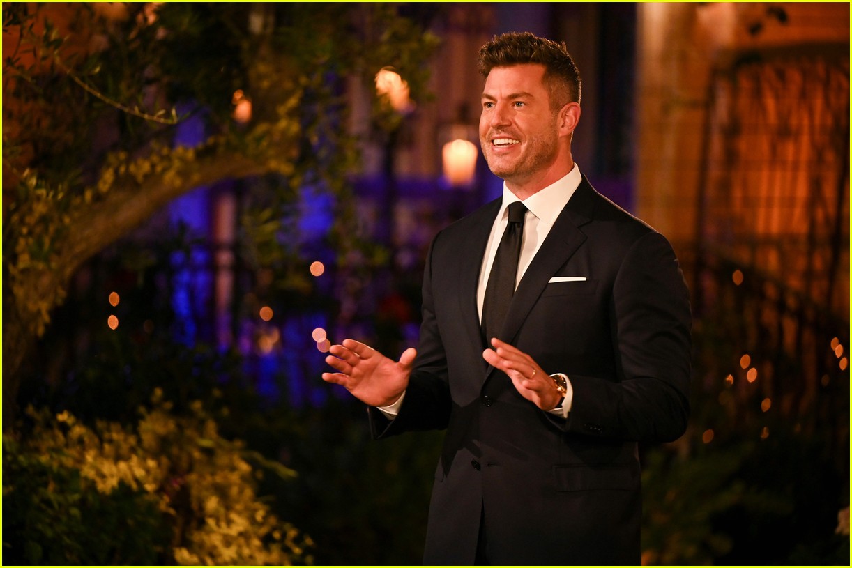 'Bachelor' Fans Think Clayton Echard & Host Jesse Palmer Look So Much