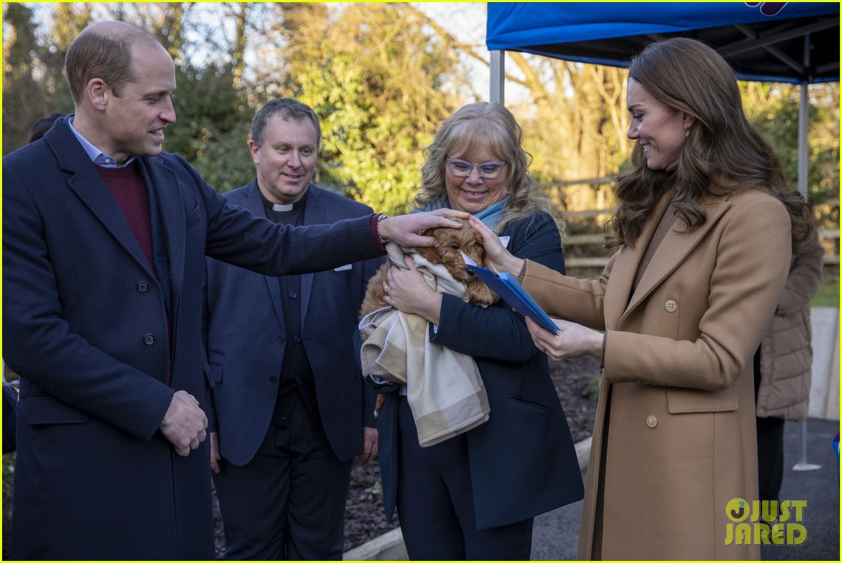 kate middleton prince william meet cocapoo puppy 07