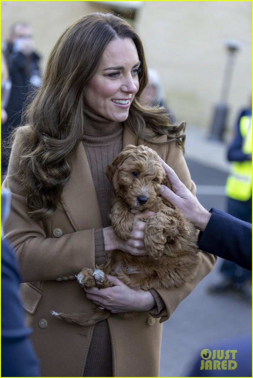 kate middleton prince william meet cocapoo puppy 174692601