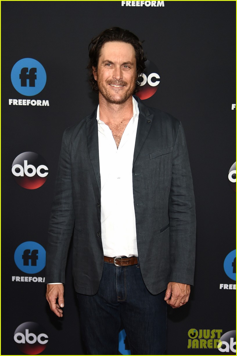 oliver hudson reveals how his family feels about his nude photos 04