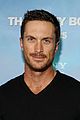 oliver hudson reveals how his family feels about his nude photos 09