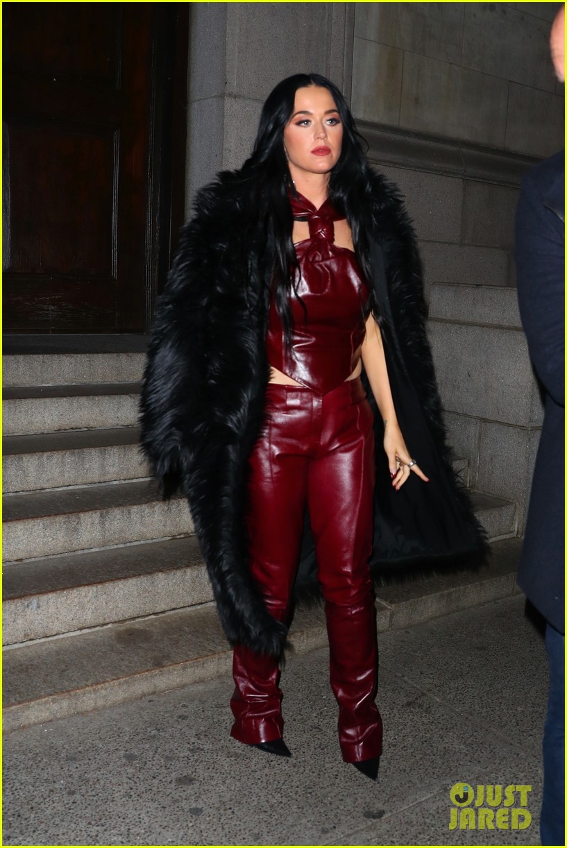 katy perry so hot in burgundy outfit 04