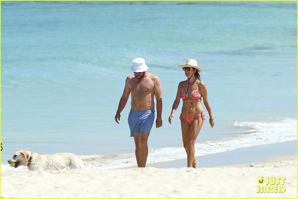 kate walsh packs on the pda with boyfriend andrew nixon at the beach 37