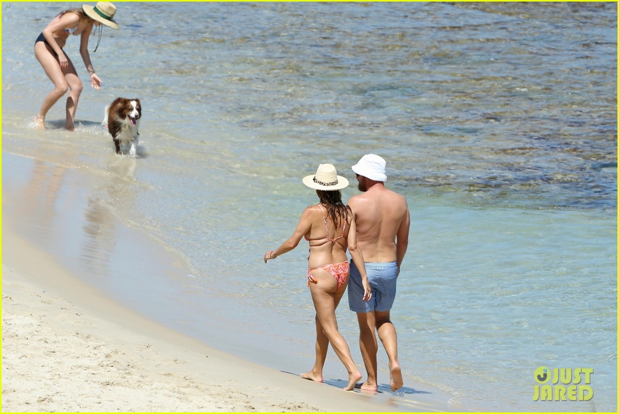 kate walsh packs on the pda with boyfriend andrew nixon at the beach 474686748