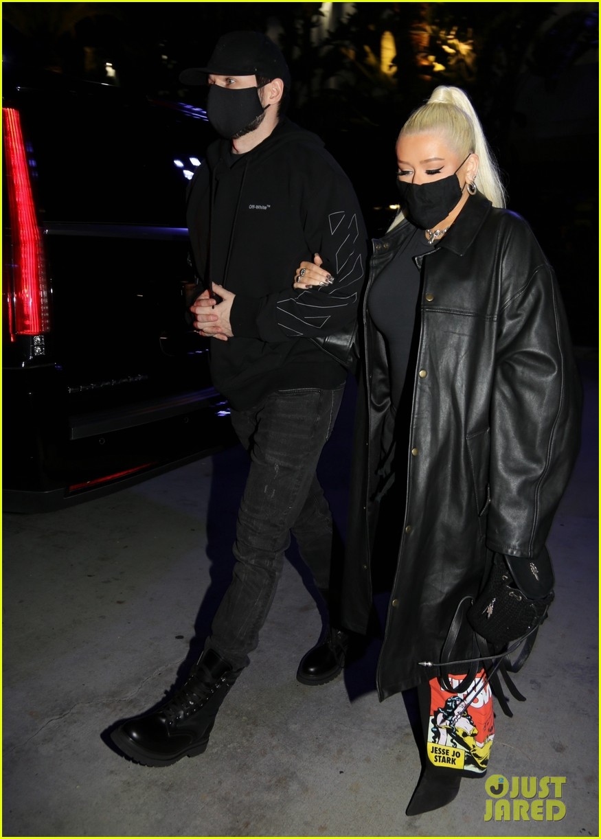 christina aguilera matthew rutler couple up for lakers game 11