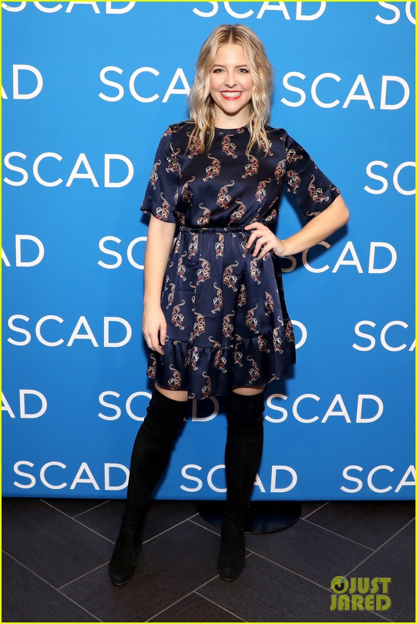 'The Other Two' Star Heléne Yorke is Pregnant with First Child Photo