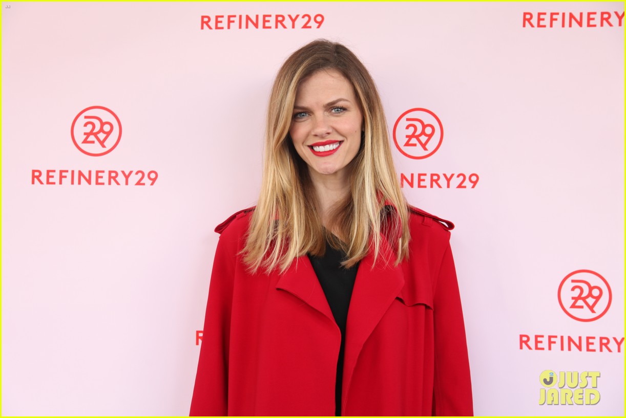 Brooklyn Decker Talks Childbirth & The Very Personal Task She Gave Her(01)