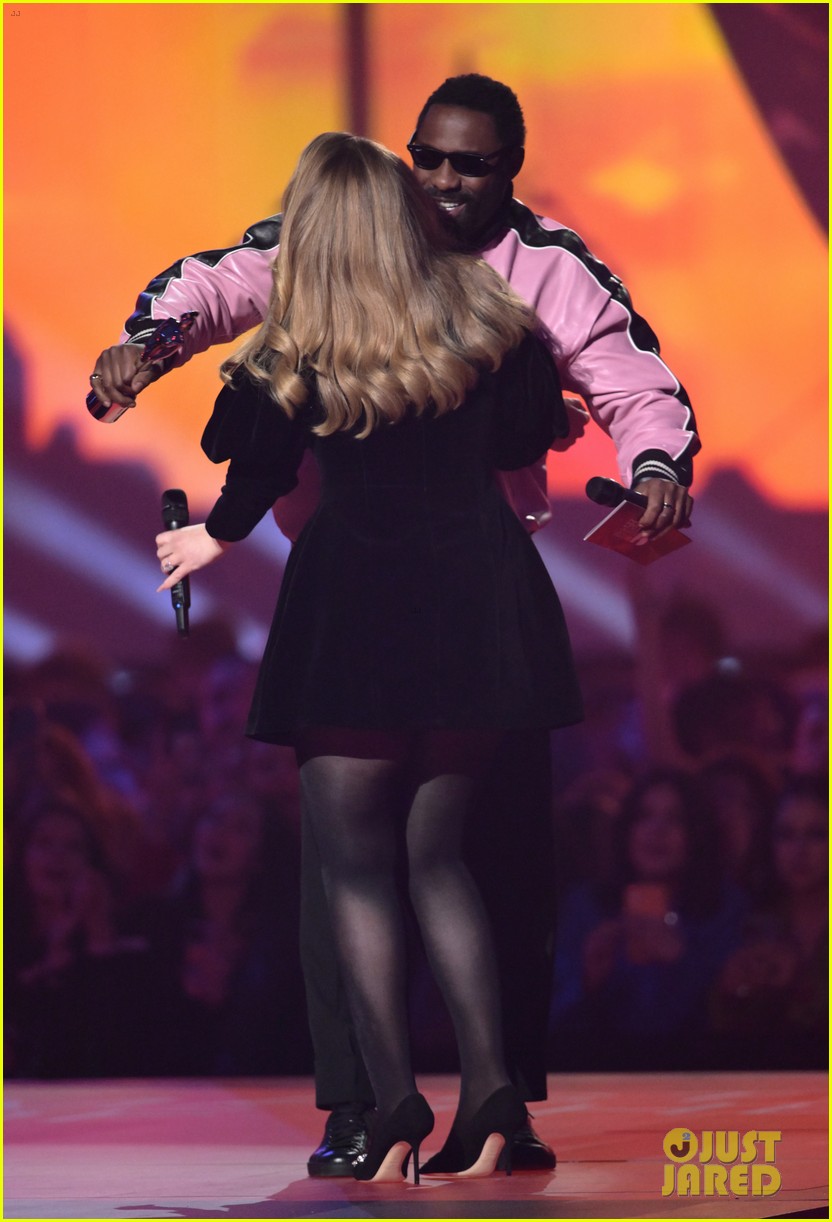 Idris Elba Suffers Wardrobe Malfunction at BRIT Awards 2022 Photo(02)