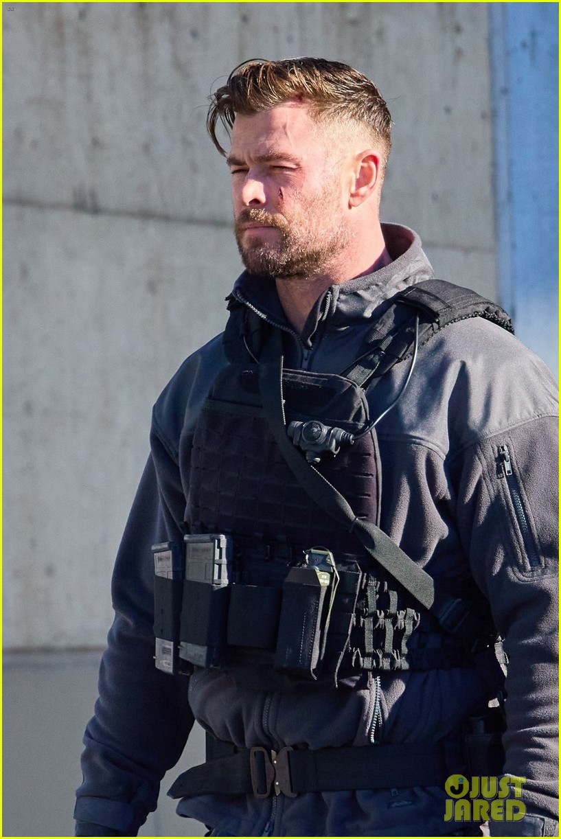 chris hemsworth shoots at helicopter extraction 2 01