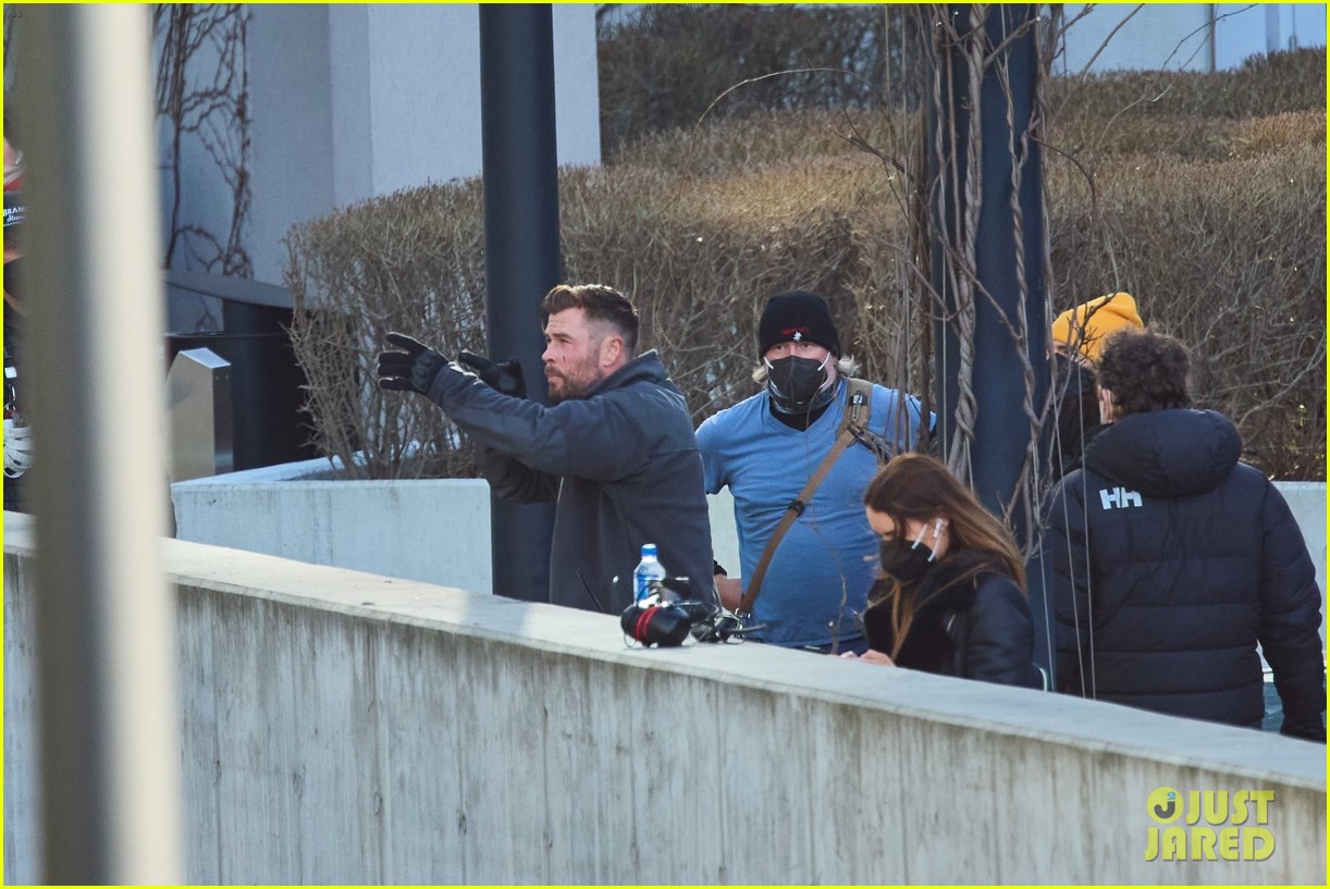 chris hemsworth shoots at helicopter extraction 2 324701541