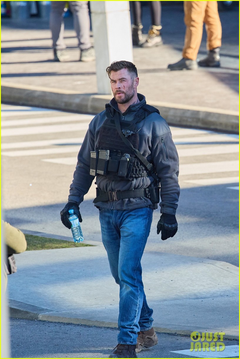 chris hemsworth shoots at helicopter extraction 2 594701568