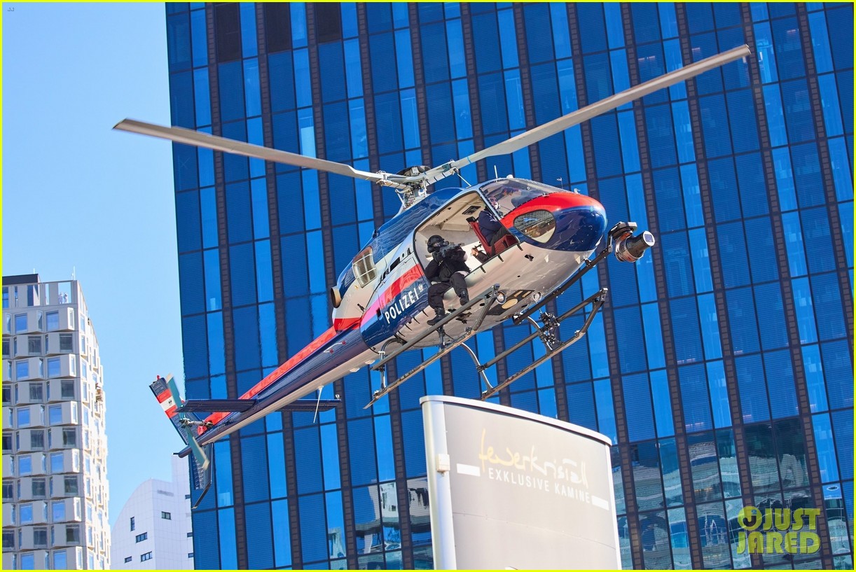 chris hemsworth shoots at helicopter extraction 2 674701576