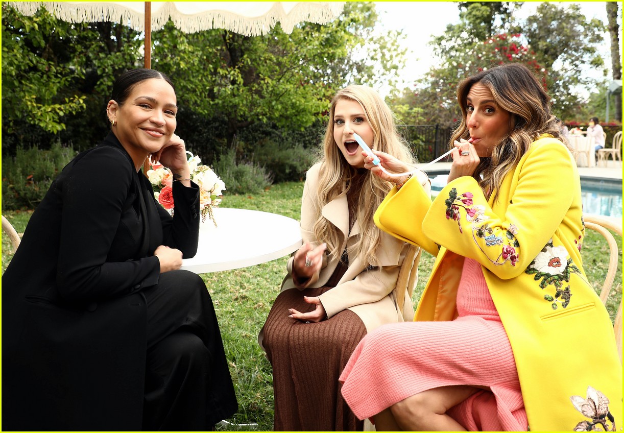 Pregnant Nicky Hilton Joins Mom Kathy & Pregnant SisterinLaw Tessa at(02)