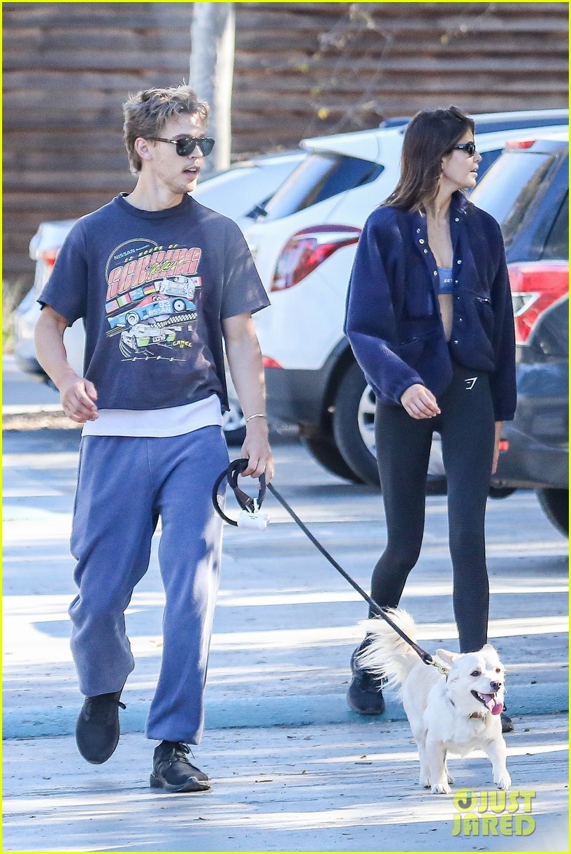 Kaia Gerber & Austin Butler Enjoy a Sunday Stroll in L.A. Photo(01)