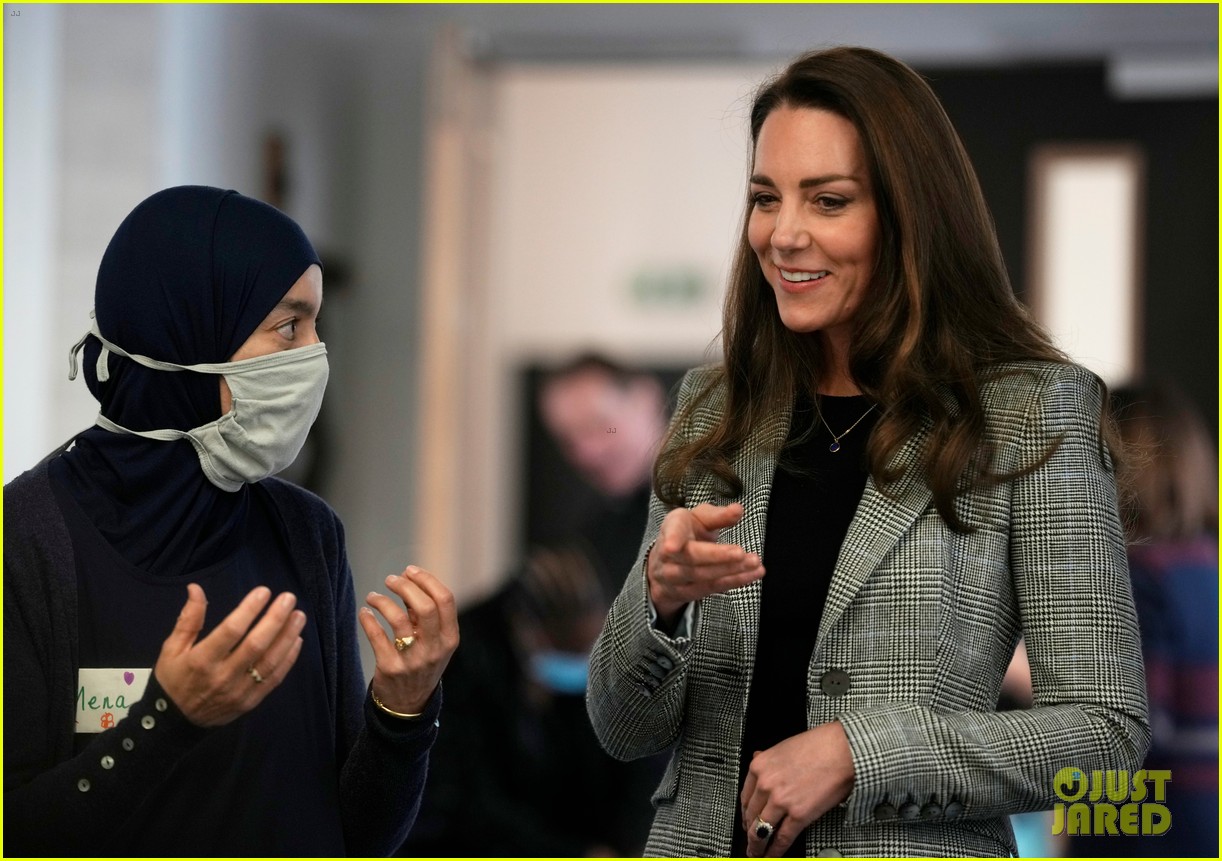 Kate Middleton Makes Surprise Visit to Parent & Toddler Group Photo