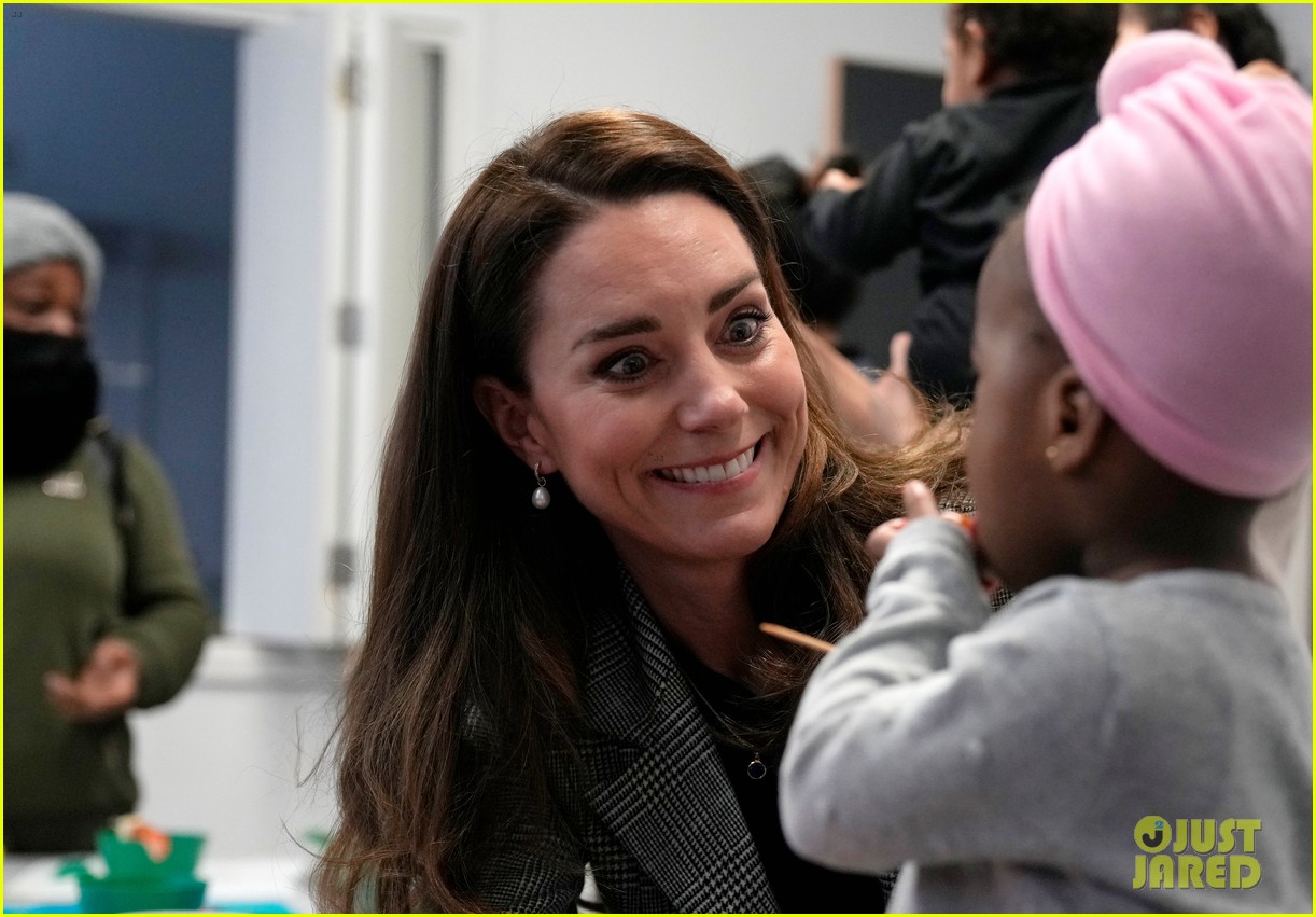 Kate Middleton Makes Surprise Visit to Parent & Toddler Group Photo