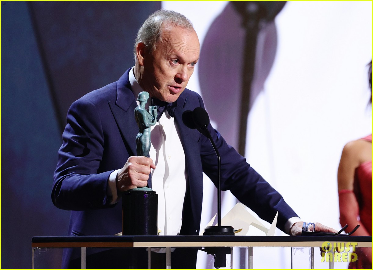 Michael Keaton Leaves Salma Hayek Hanging, Was in Bathroom During SAG