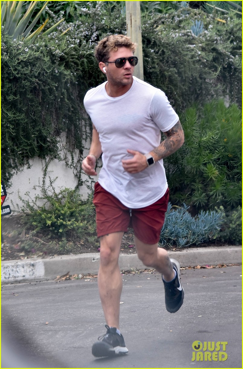 ryan phillippe goes for afternoon jog in la 034708868