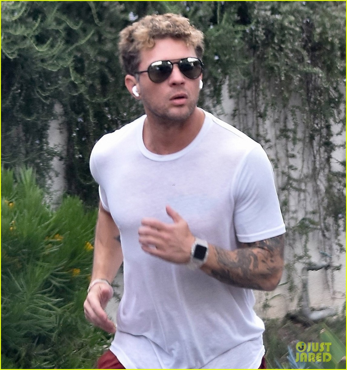 ryan phillippe goes for afternoon jog in la 064708871