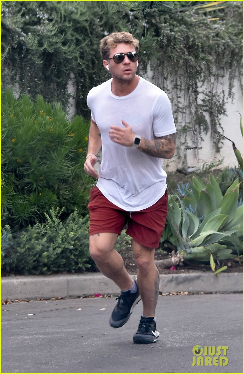 ryan phillippe goes for afternoon jog in la 084708873