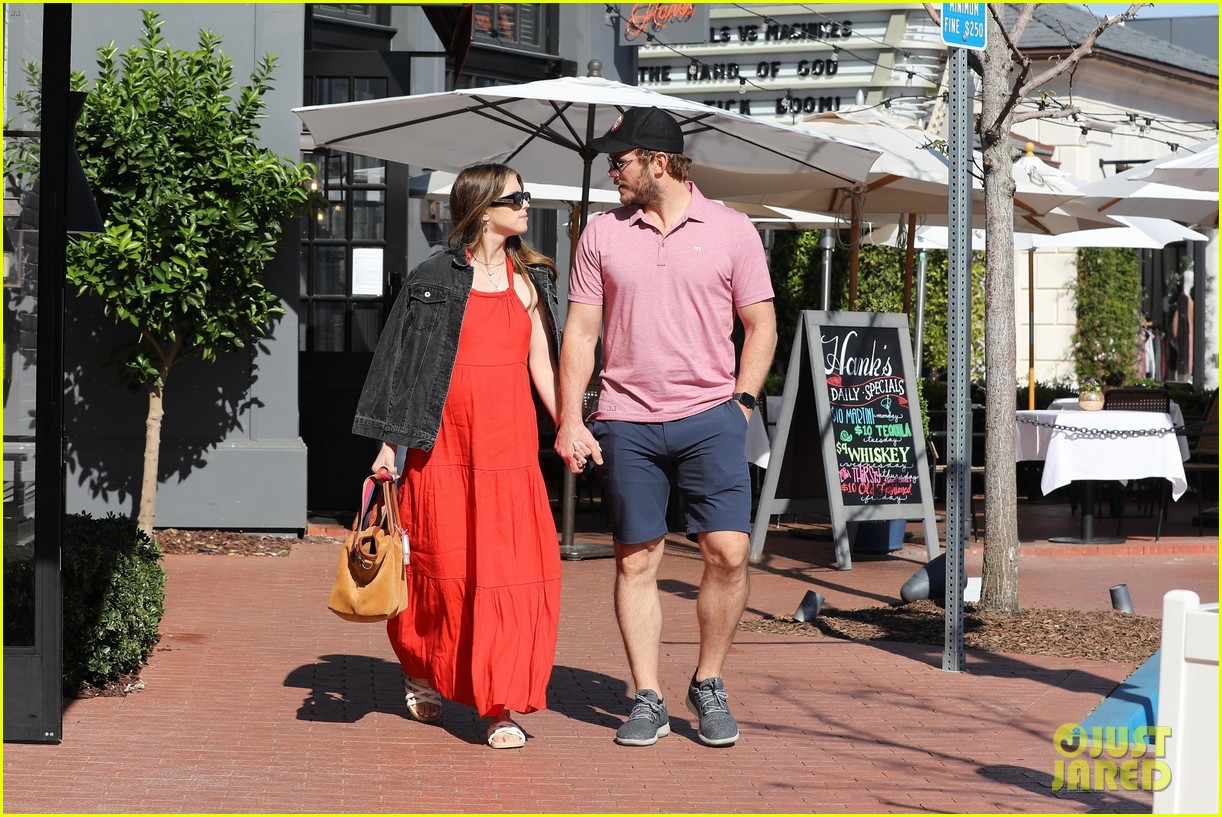 Chris Pratt Spotted on Another Valentine's Day Date with Pregnant Wife(02)