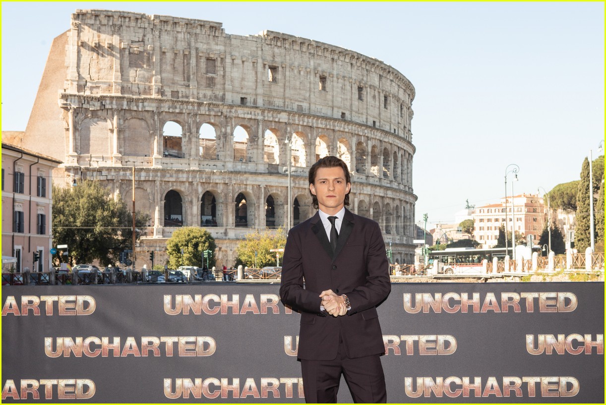 tom holland joins director for uncharted rome photo call 05