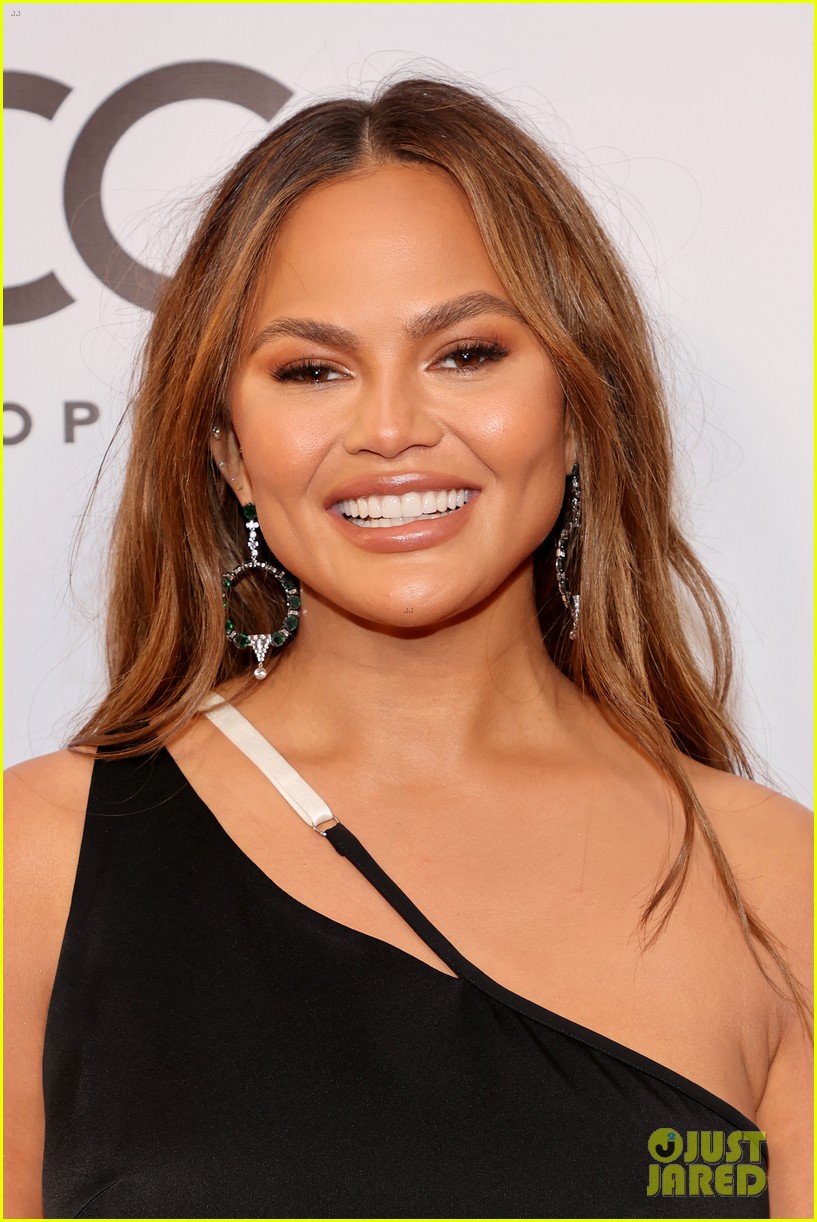 chrissy teigen lizzo more hollywood beauty awards 324725497