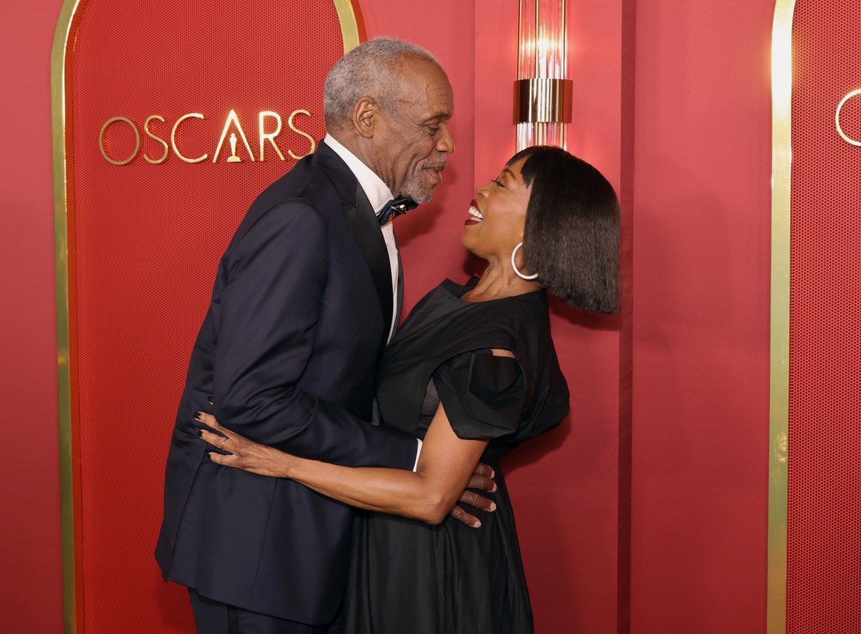 Danny Glover & Samuel L. Jackson Suit Up To Receive Honorary Oscars at