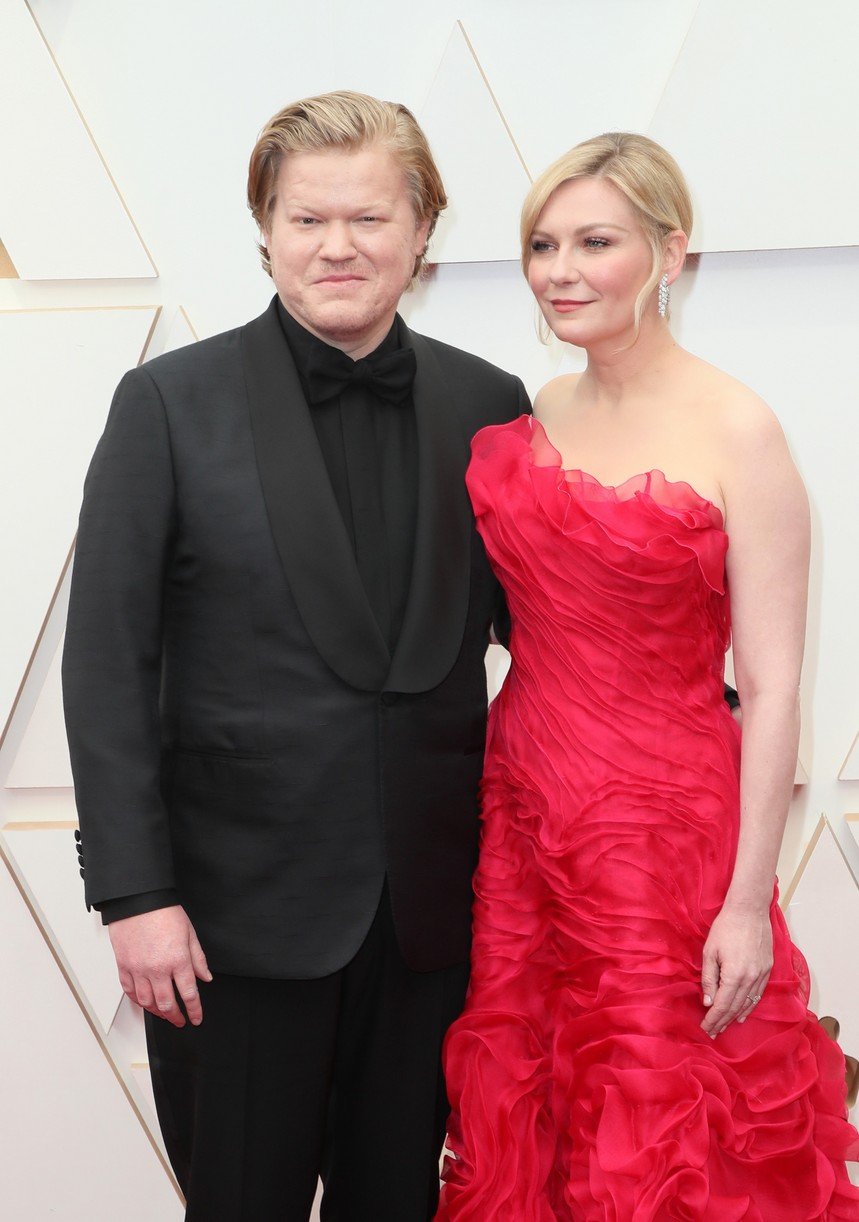 Kirsten Dunst Wore A Rosy Vintage Dress For Oscars 2022 With Husband