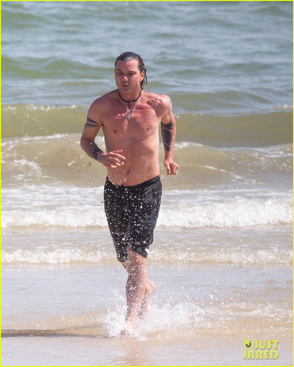 gavin rossdale shows off fit physique at the beach 014725556