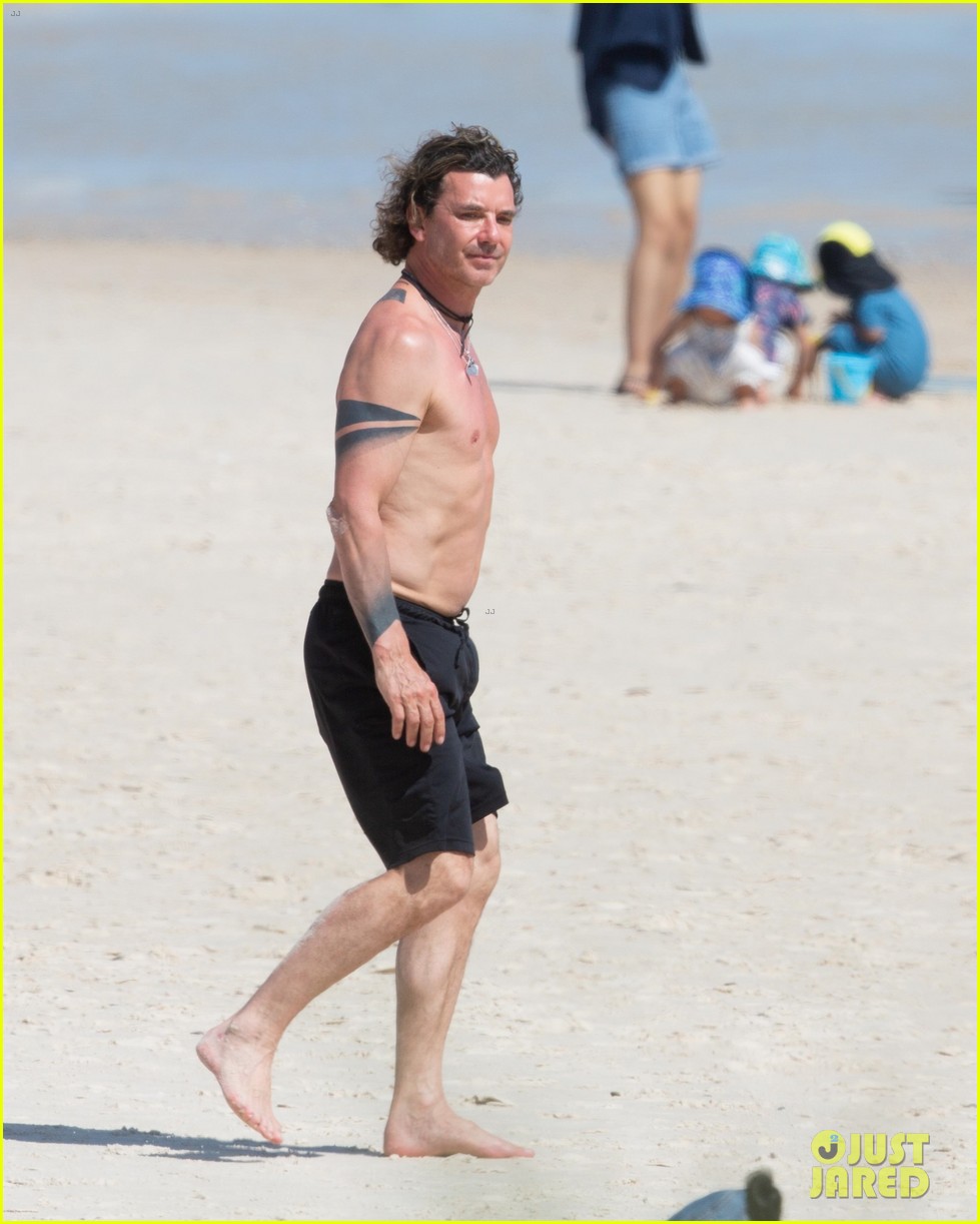 gavin rossdale shows off fit physique at the beach 054725560