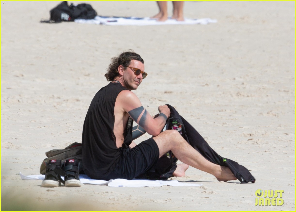 gavin rossdale shows off fit physique at the beach 074725562