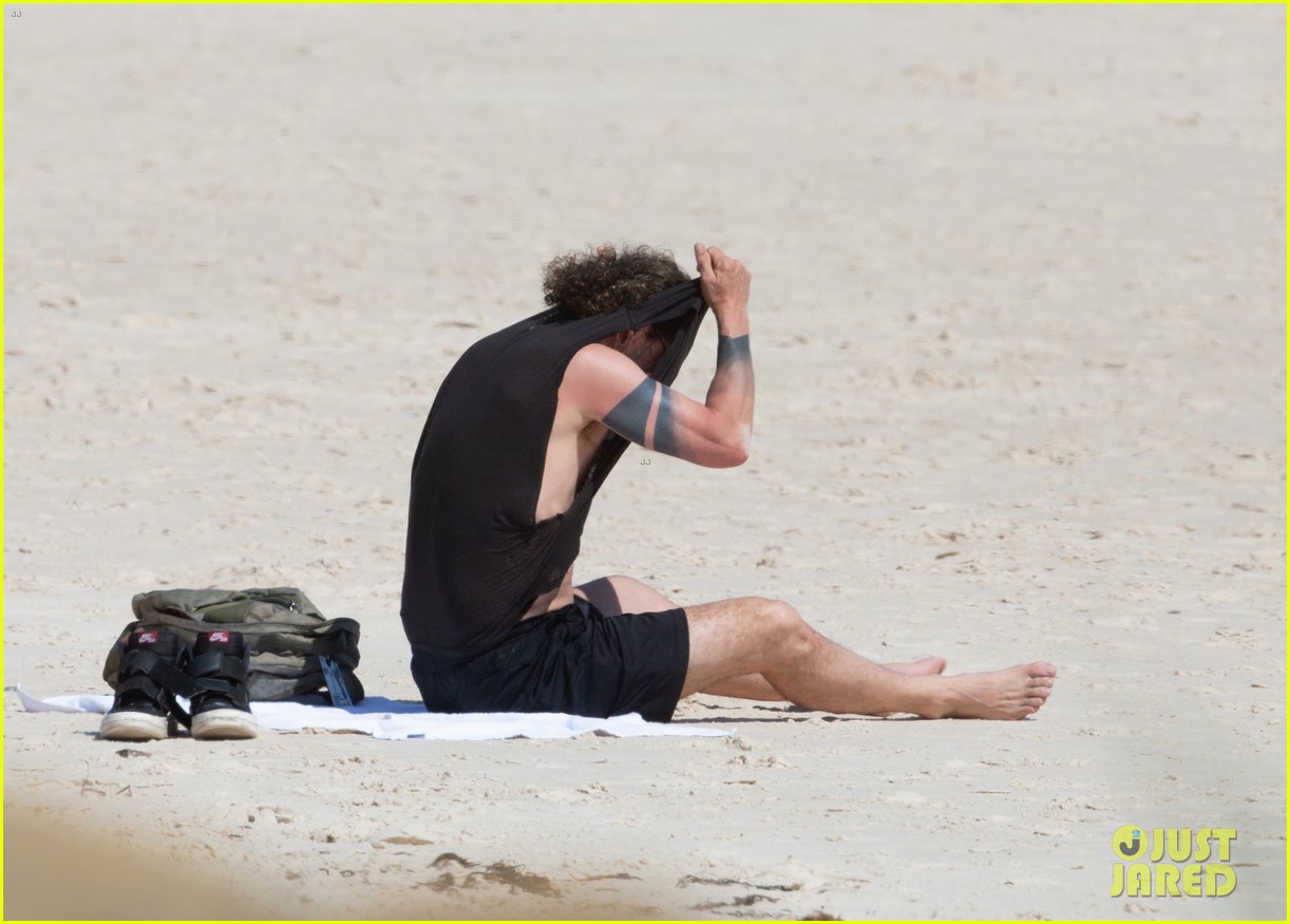 gavin rossdale shows off fit physique at the beach 09
