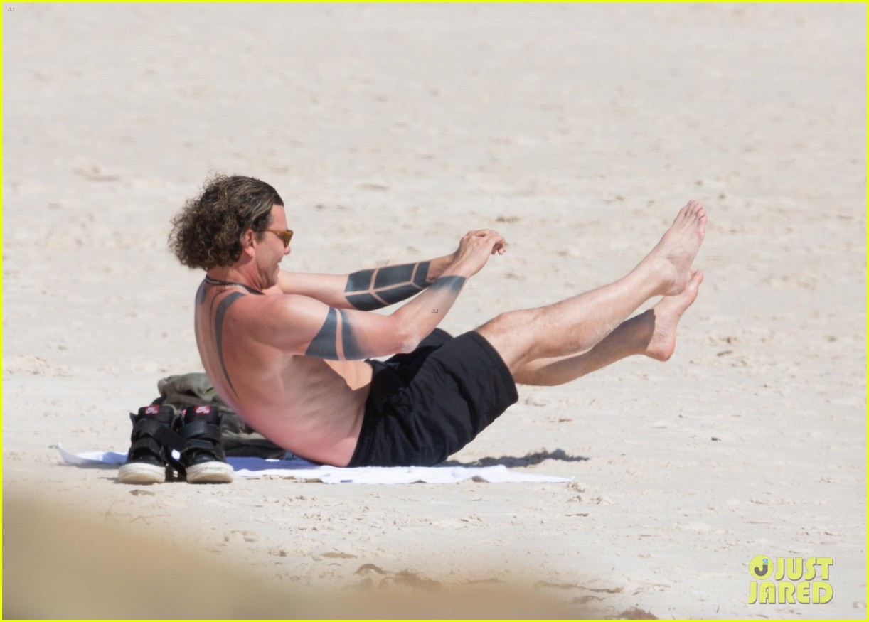 gavin rossdale shows off fit physique at the beach 124725567