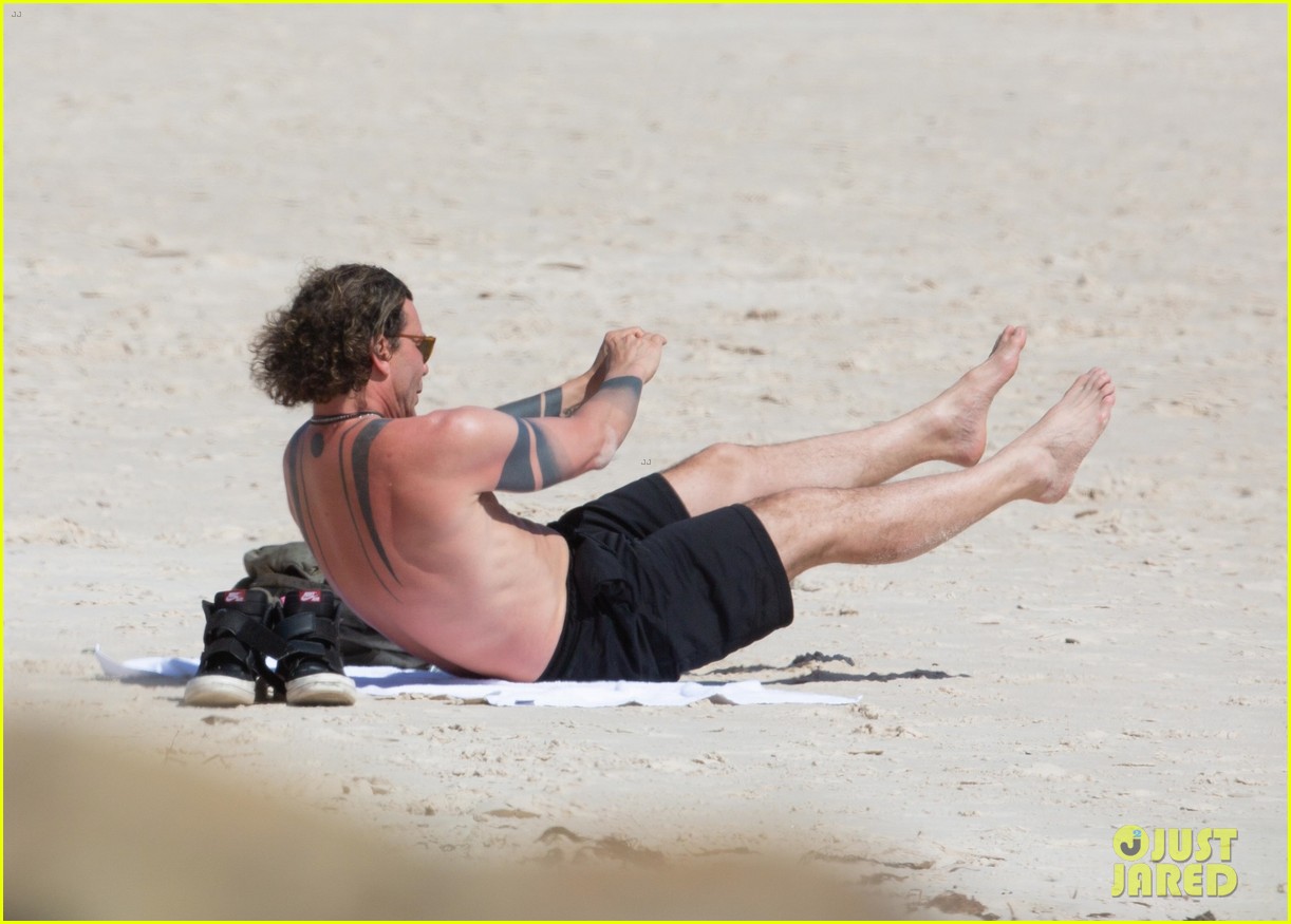 gavin rossdale shows off fit physique at the beach 134725568