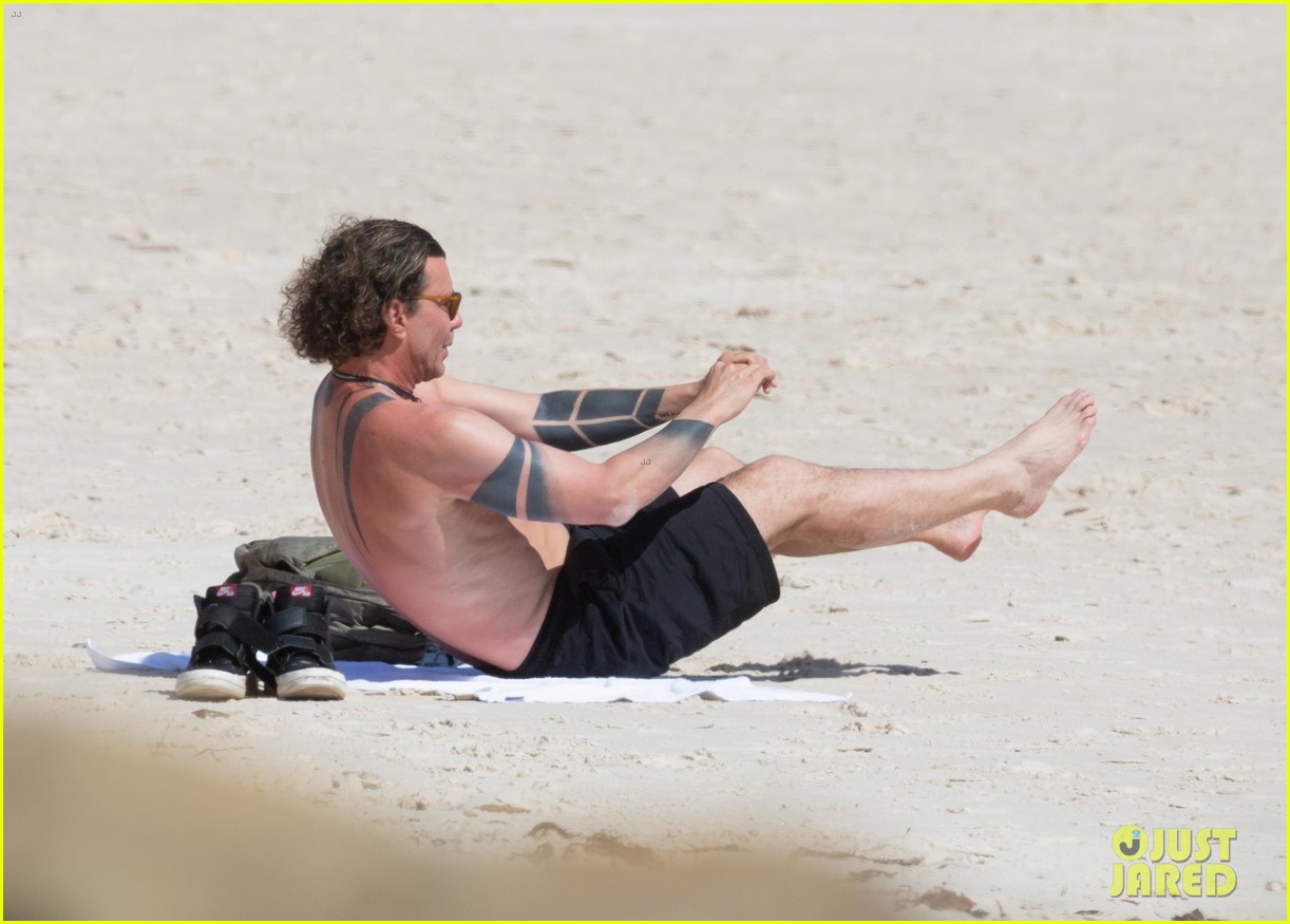 gavin rossdale shows off fit physique at the beach 14