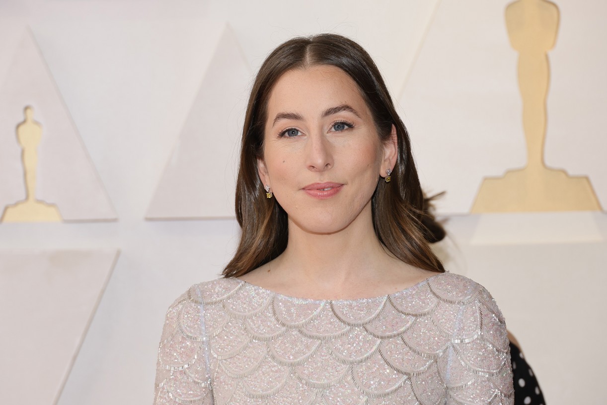 Licorice Pizza's Alana Haim Attends First Oscars With Sisters Danielle & Este By Her Side Photo