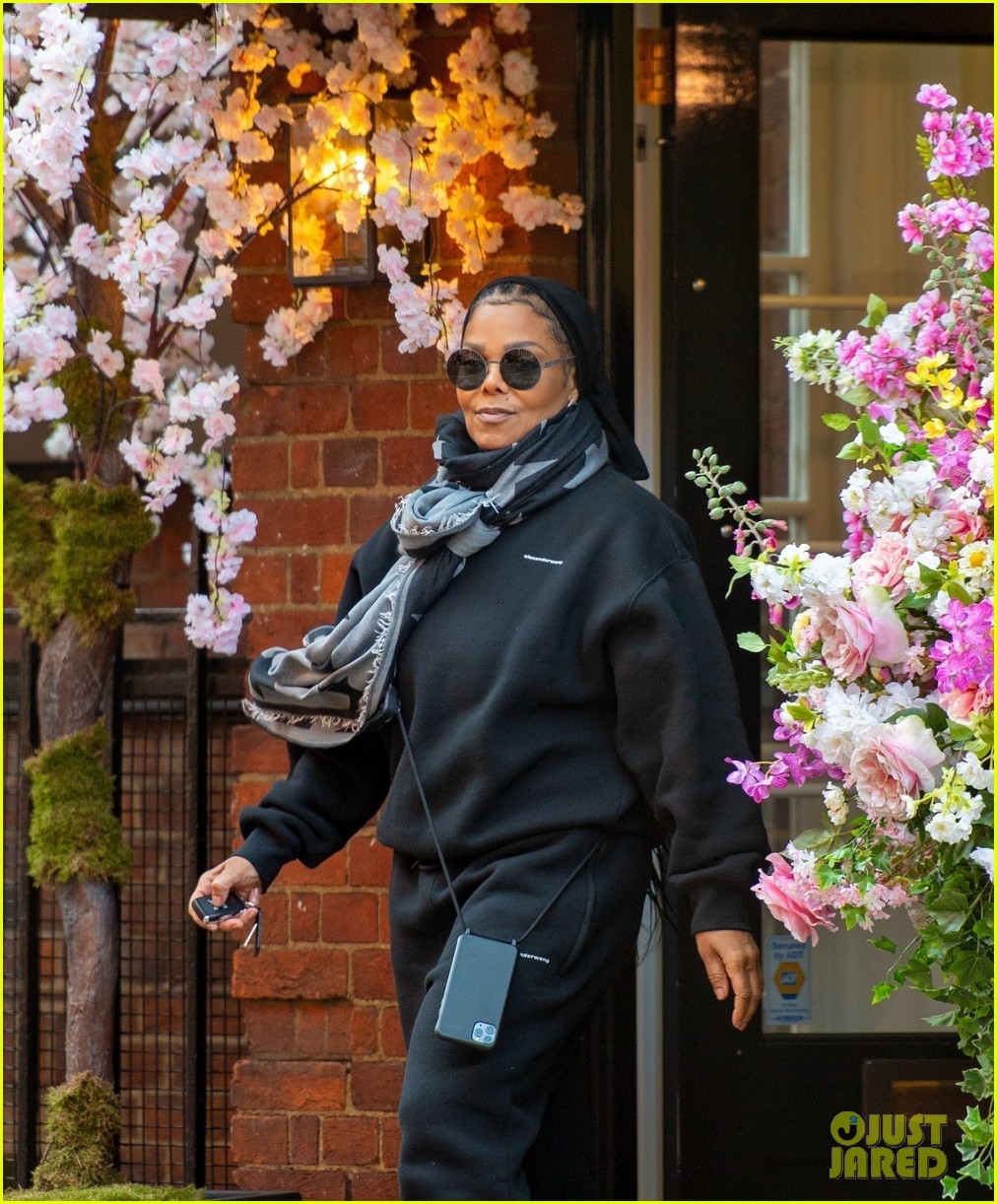 janet jackson spotted out for first time in nearly a year 024720398