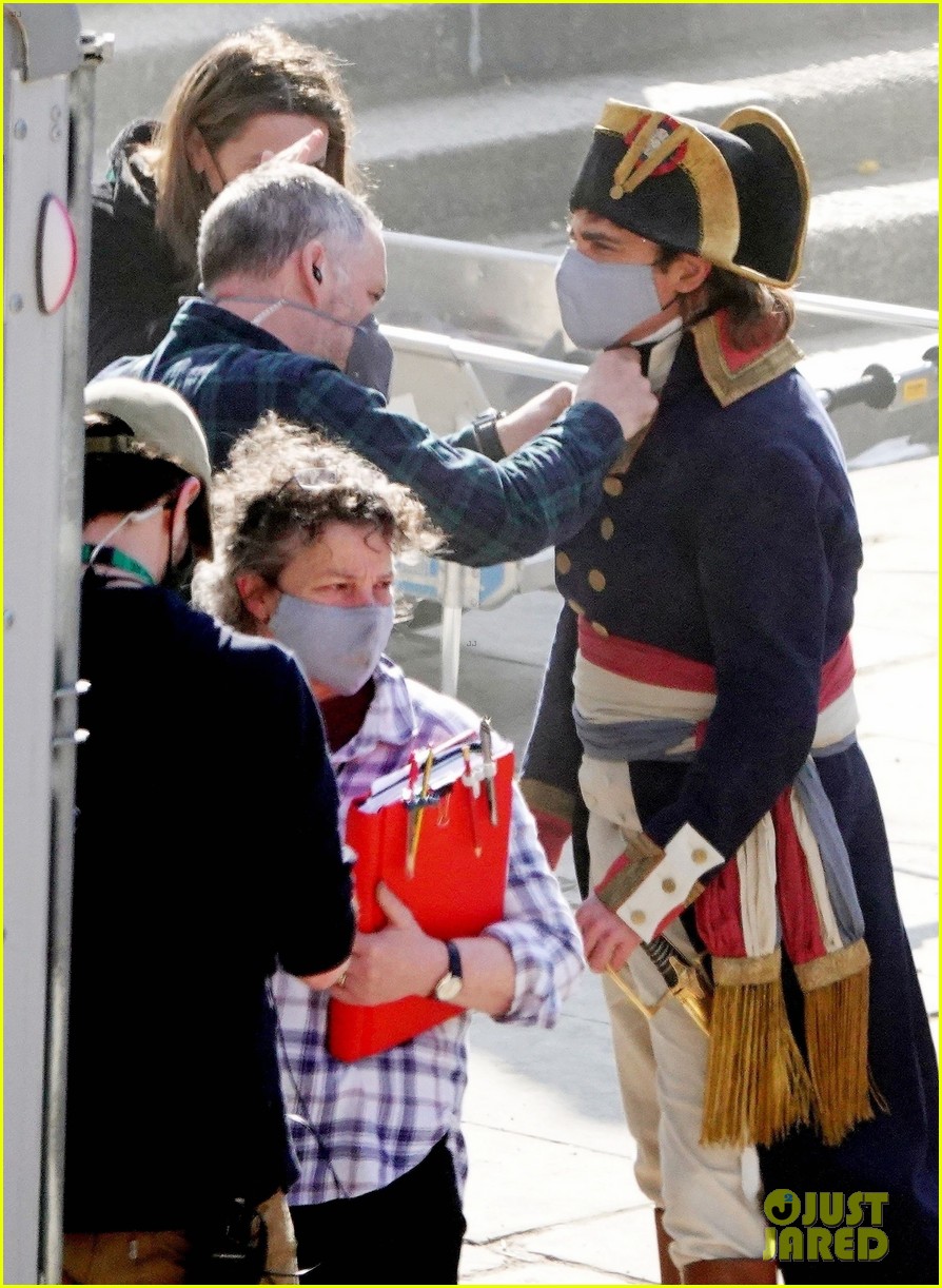 Photo joaquin phoenix gets into character as napoleon filming new
