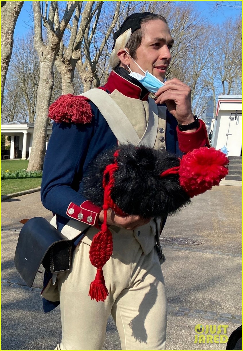 Photo joaquin phoenix gets into character as napoleon filming new