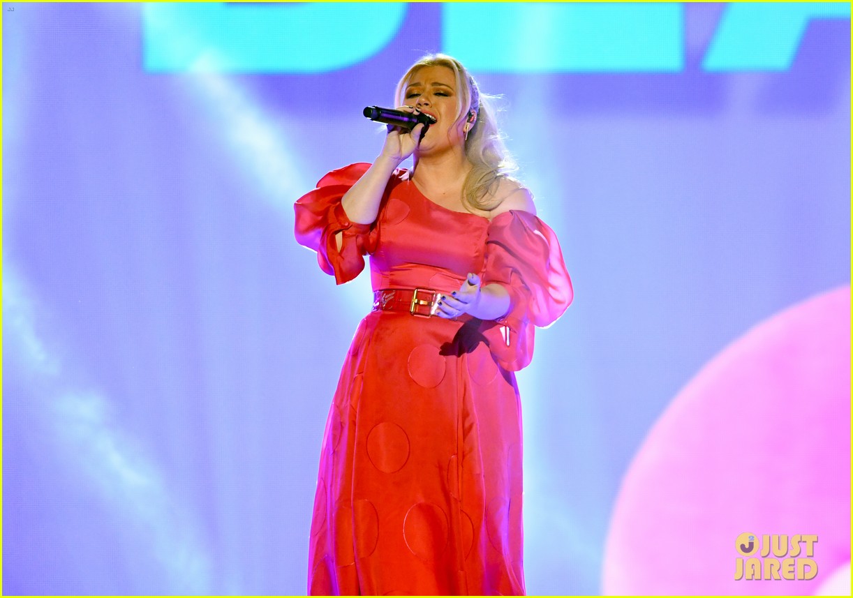 Kelly Clarkson Explains Her Name Change, Says It's 'Too Late' to Go by