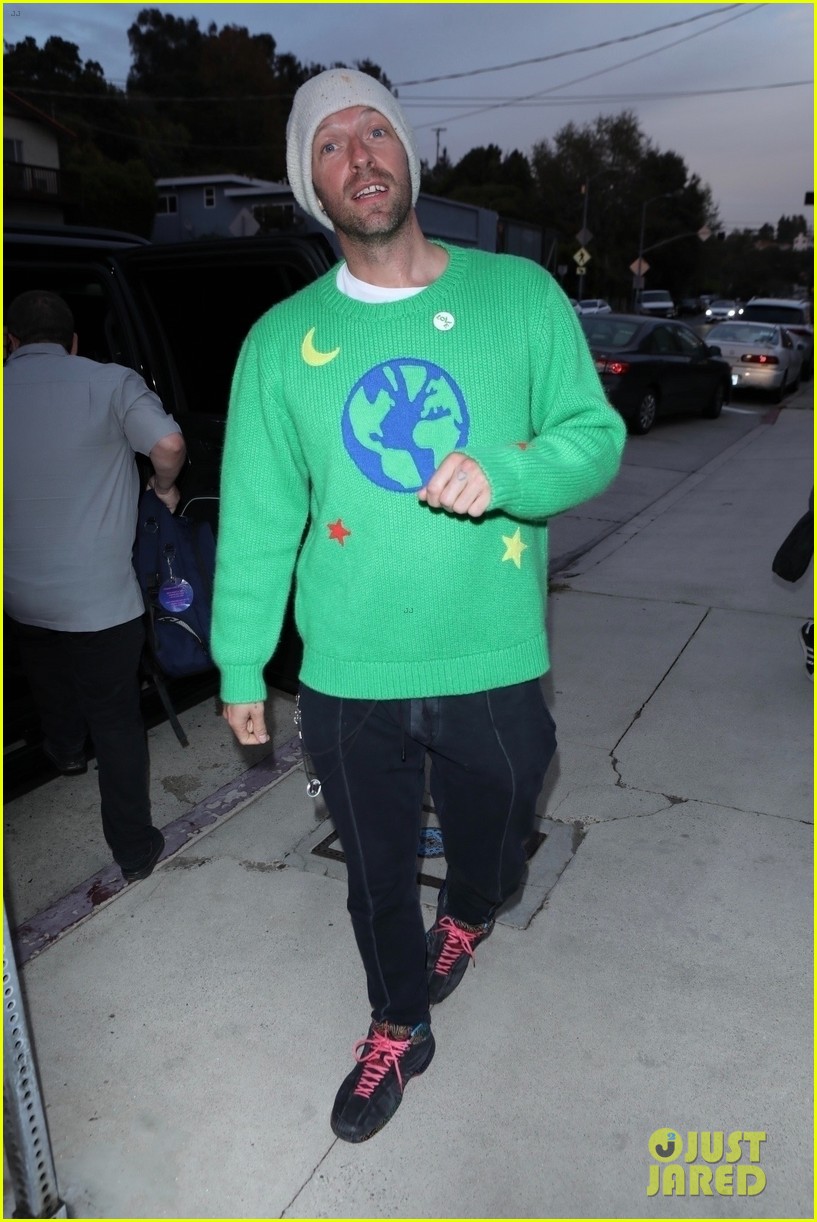chris martin steps out for dinner with his kids in santa monica 054725713