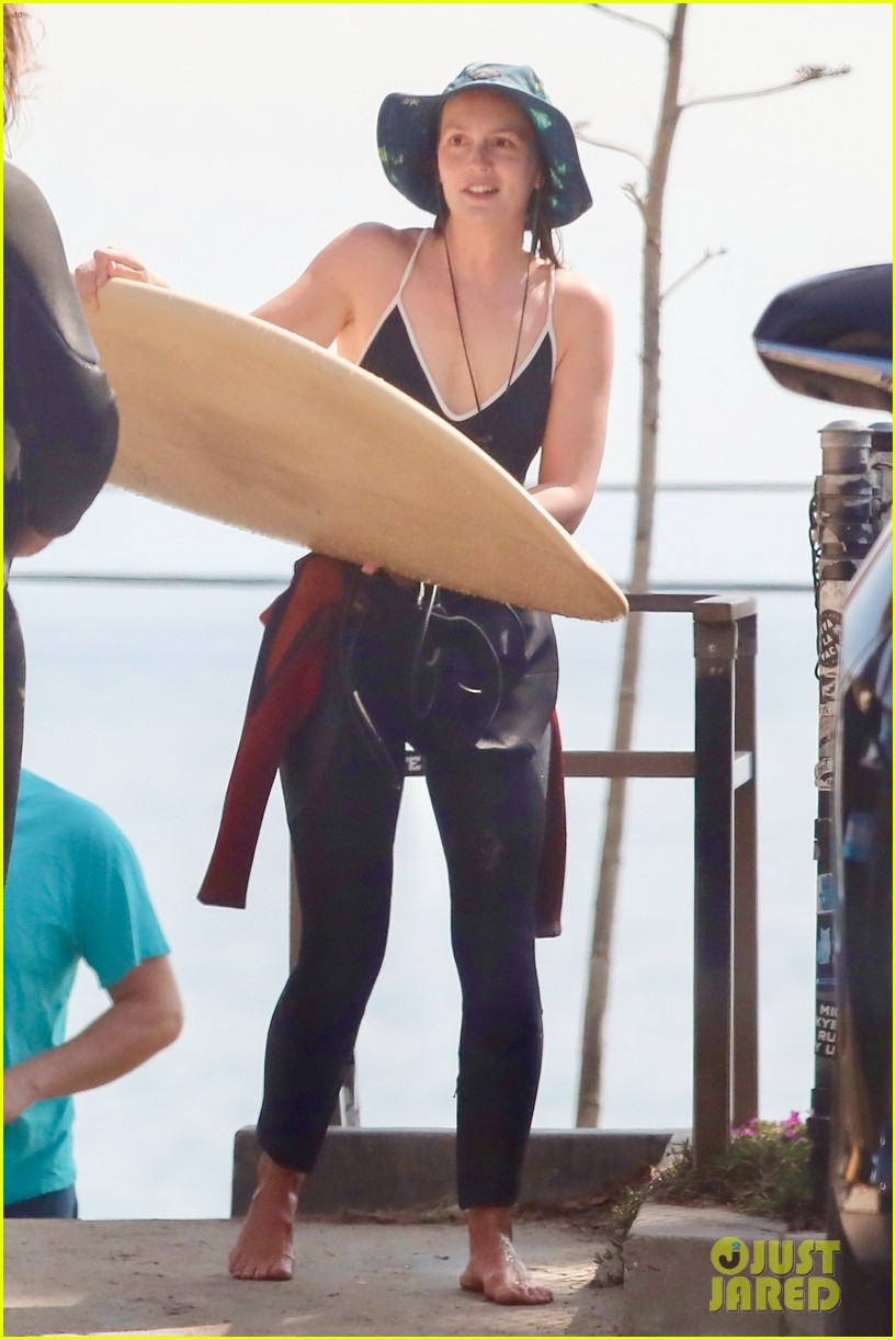 leighton meester adam brody surfing release day 014715791