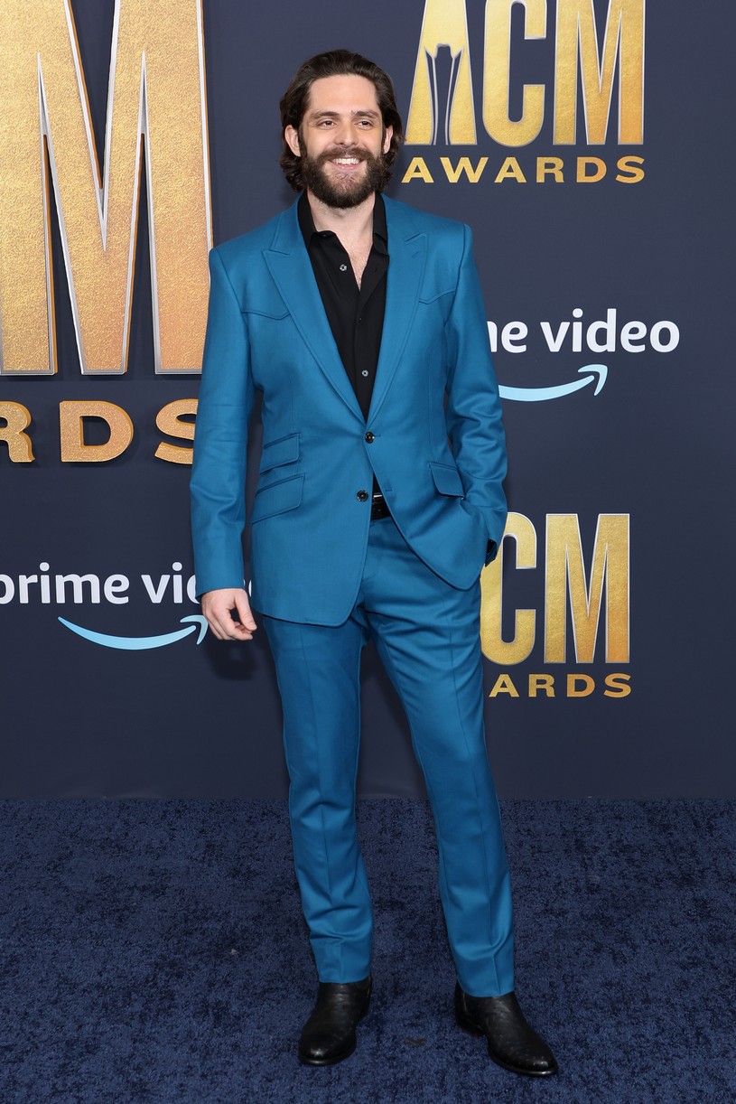 thomas rhett blue suit acm awards 01