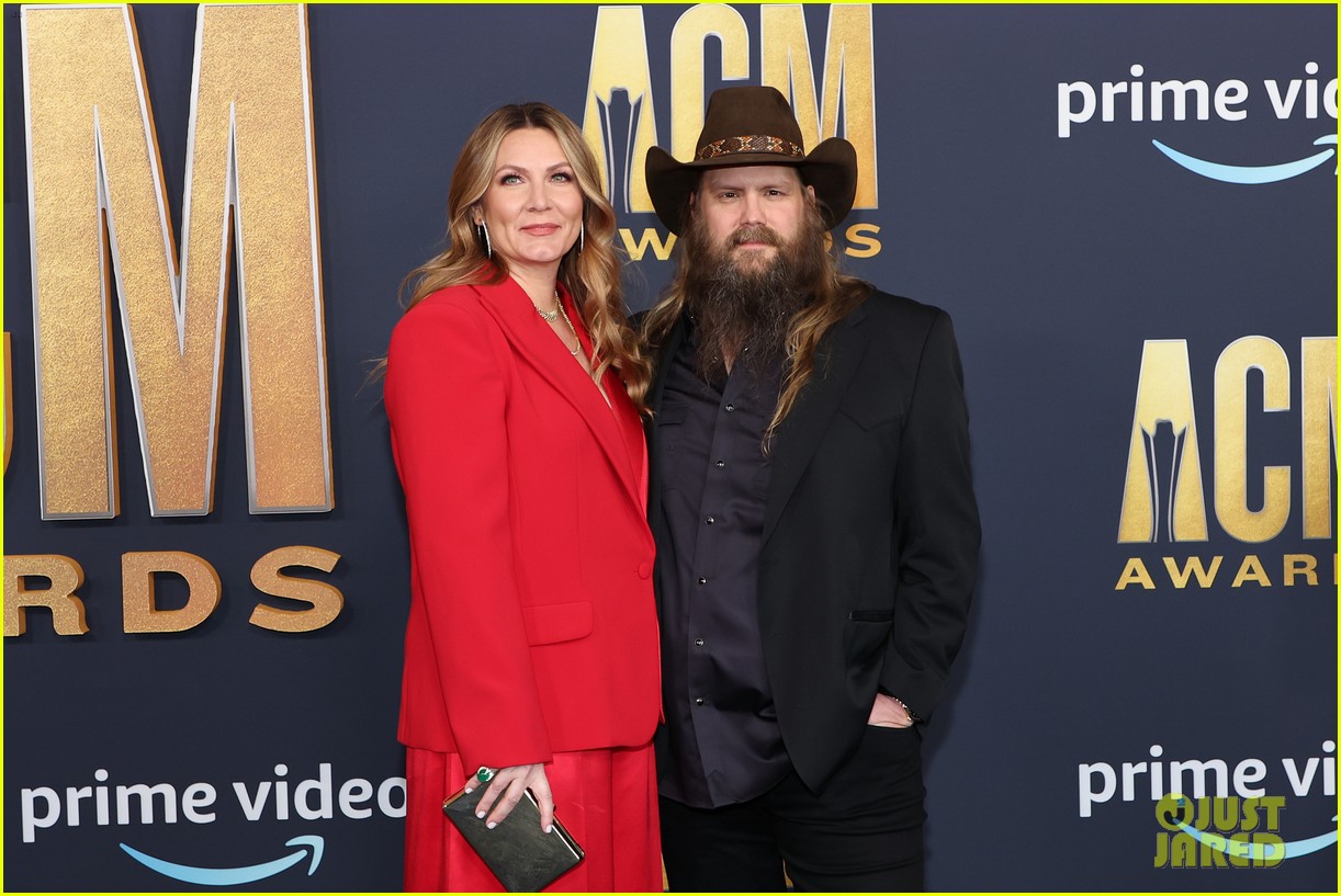 Chris Stapleton & Wife Make Rare Appearance with Their Kids at