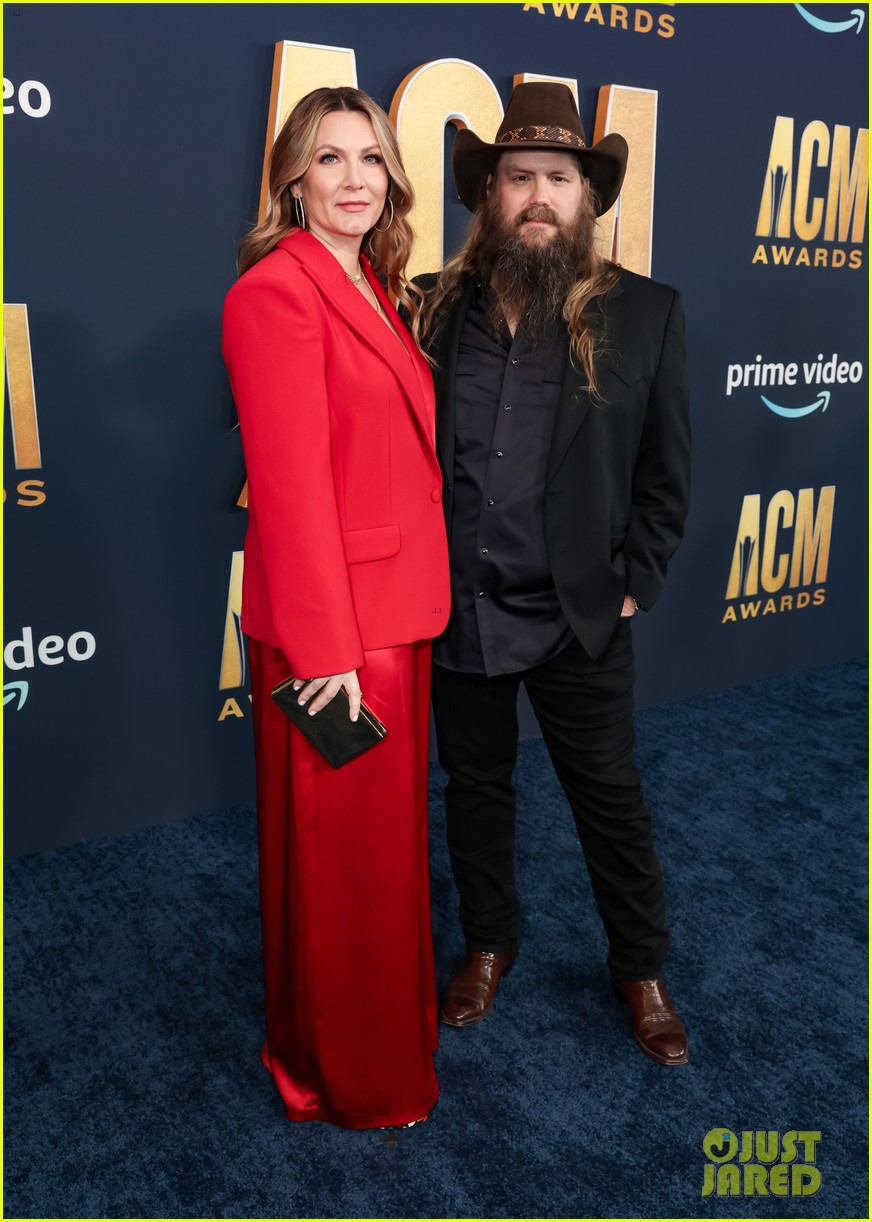 Chris Stapleton & Wife Make Rare Appearance with Their Kids at