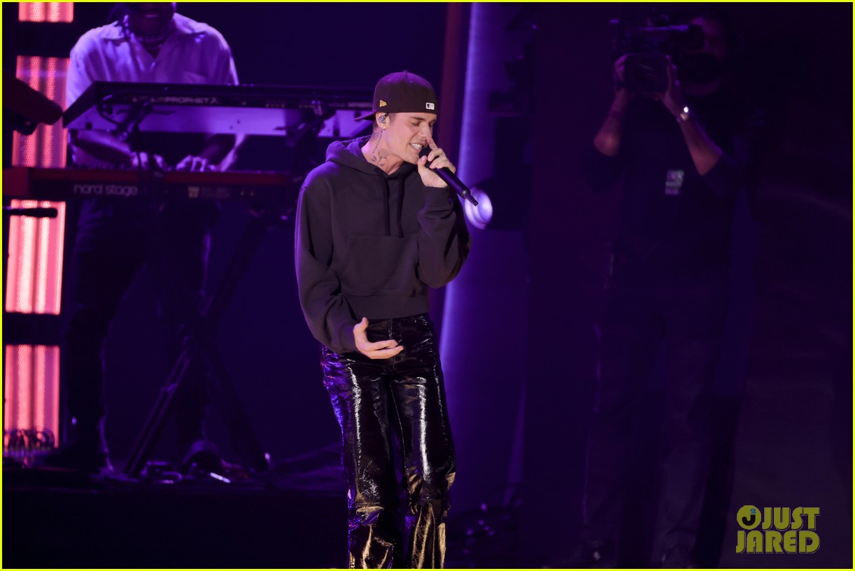 Photo justin bieber performs peaches at grammys 08 Photo 4739126