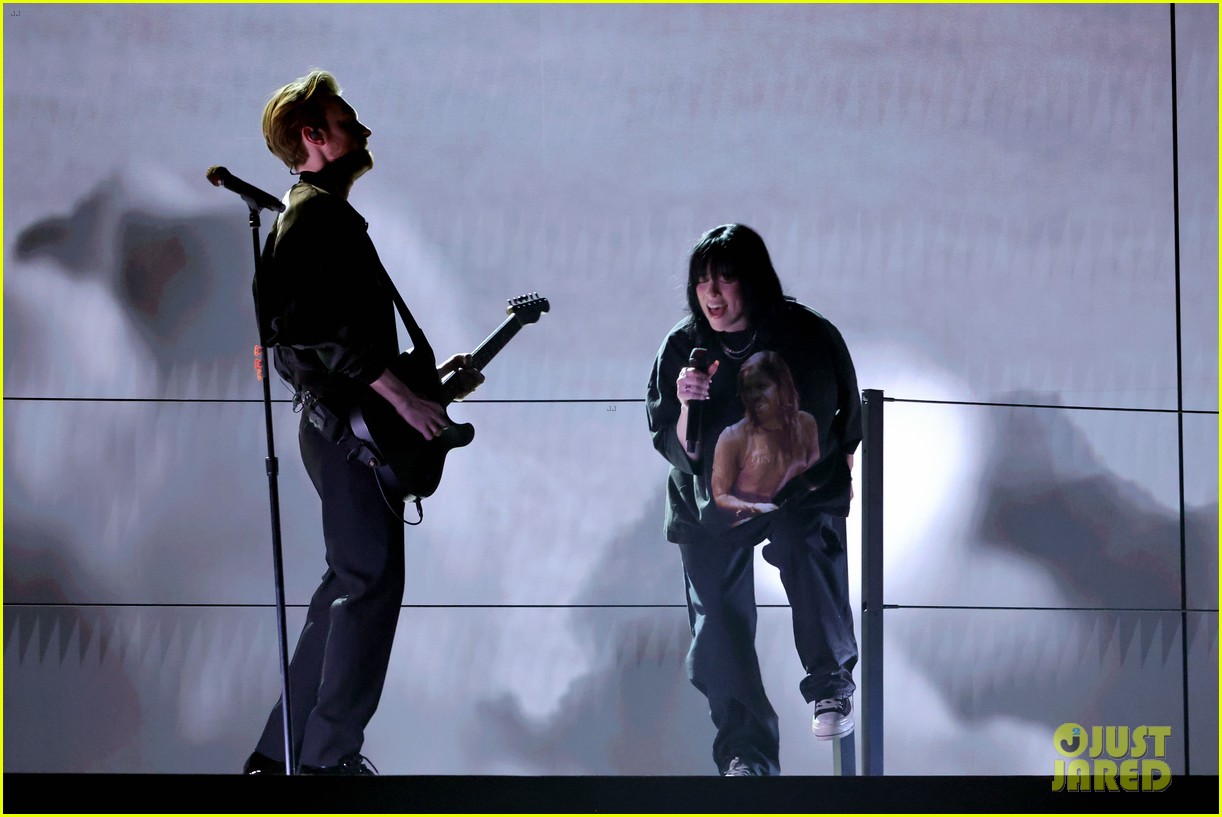 Billie Eilish Honors Late Foo Fighters Drummer Taylor Hawkins for Her(02)