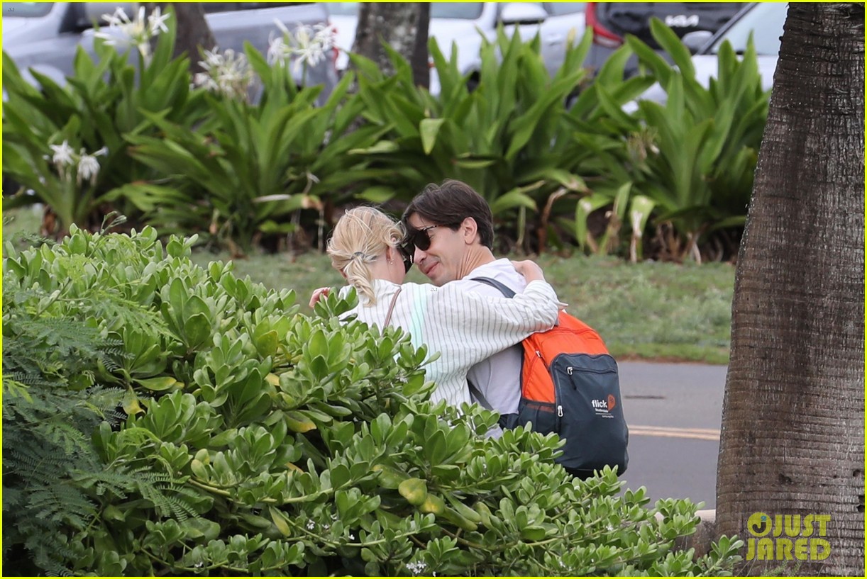Kate Bosworth & Justin Long Flaunt Cute PDA in New Photos from Hawaii